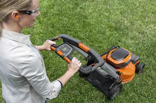 Husqvarna Lawn Xpert LE-322R (battery and charger included)